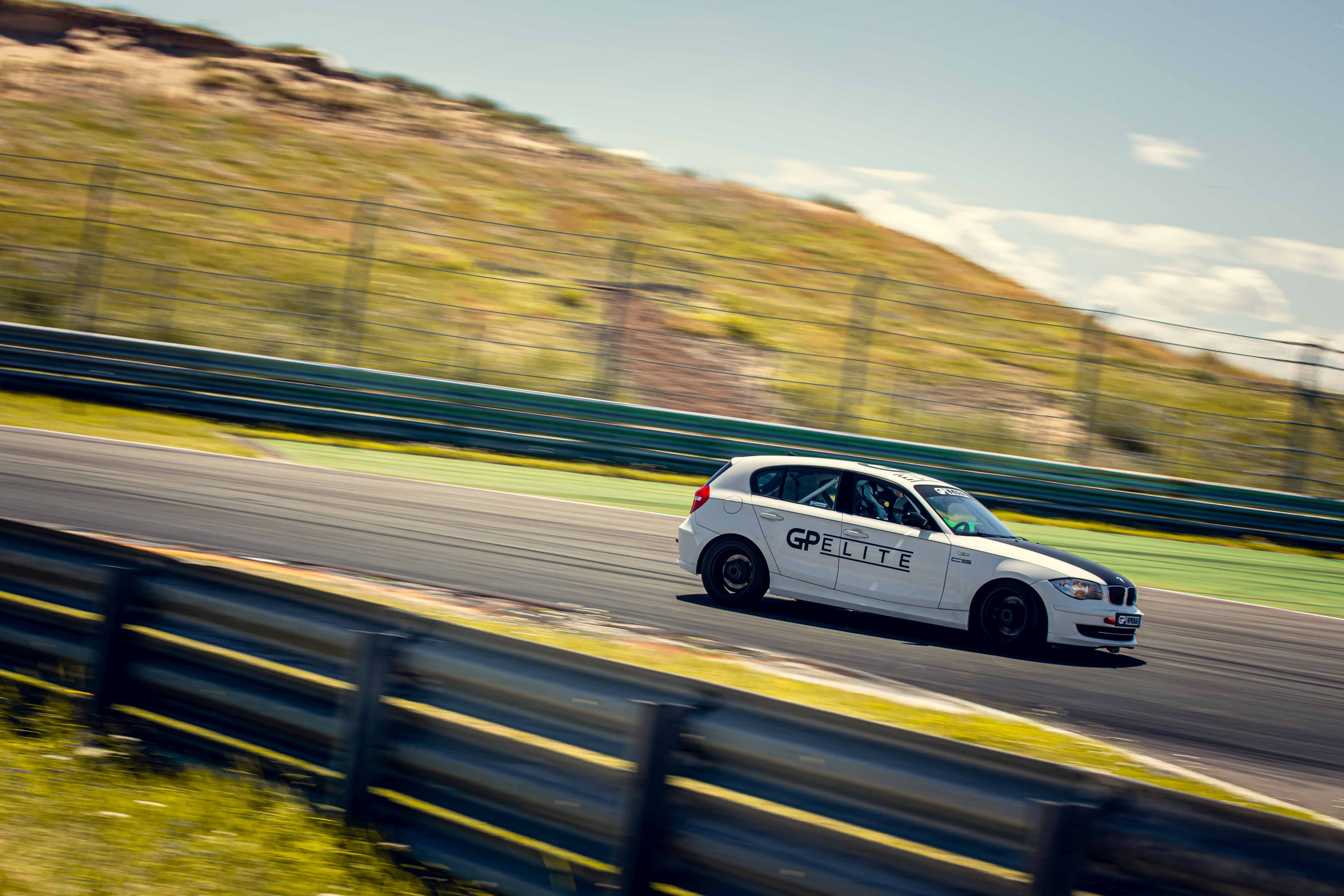 BMW 130i op Zandvoort tijdens de KNAF Coureuropleiding racelicentie examens