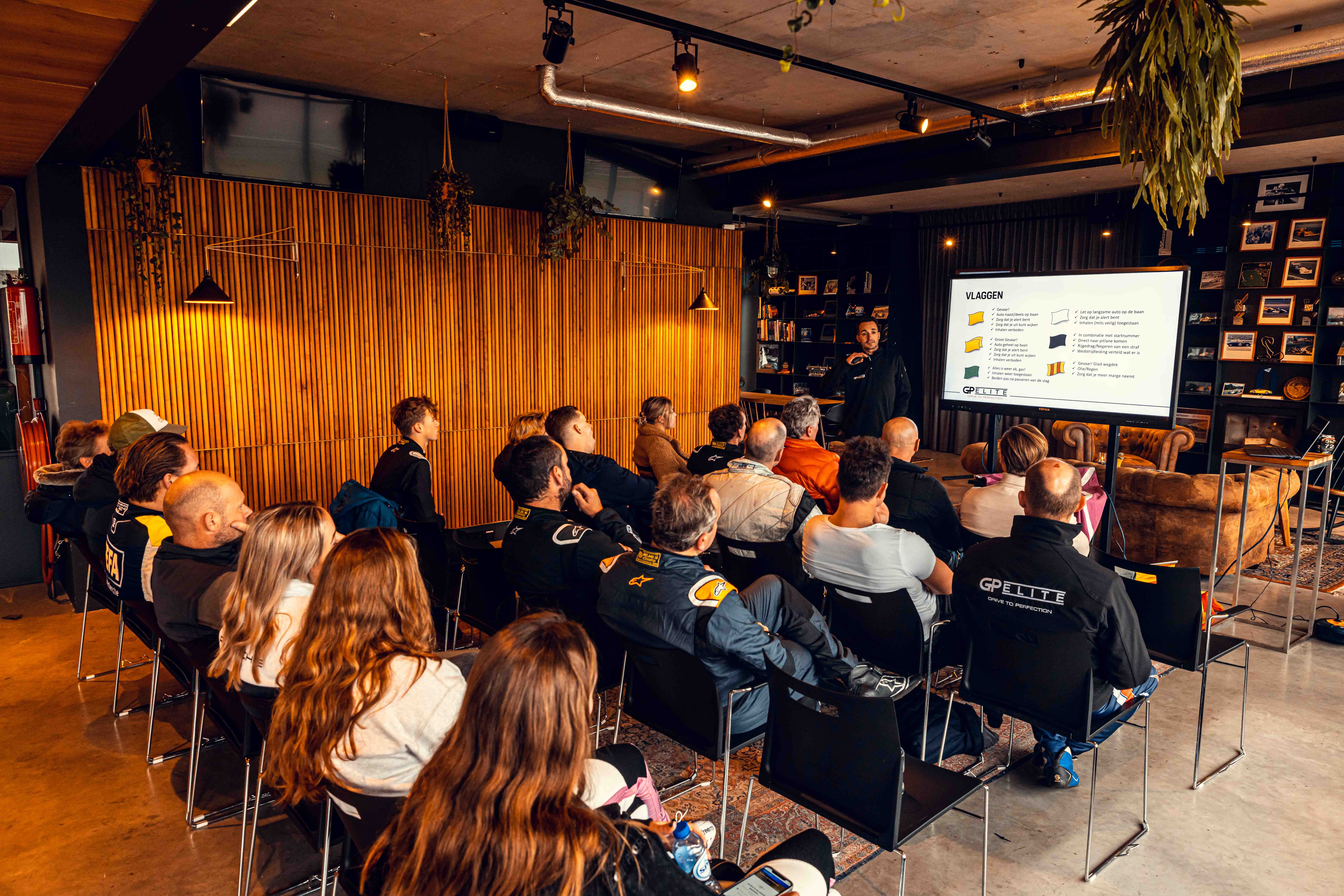 Rijders tijdens de theorie uitleg van de KNAF Coureuropleiding racelicentie examens