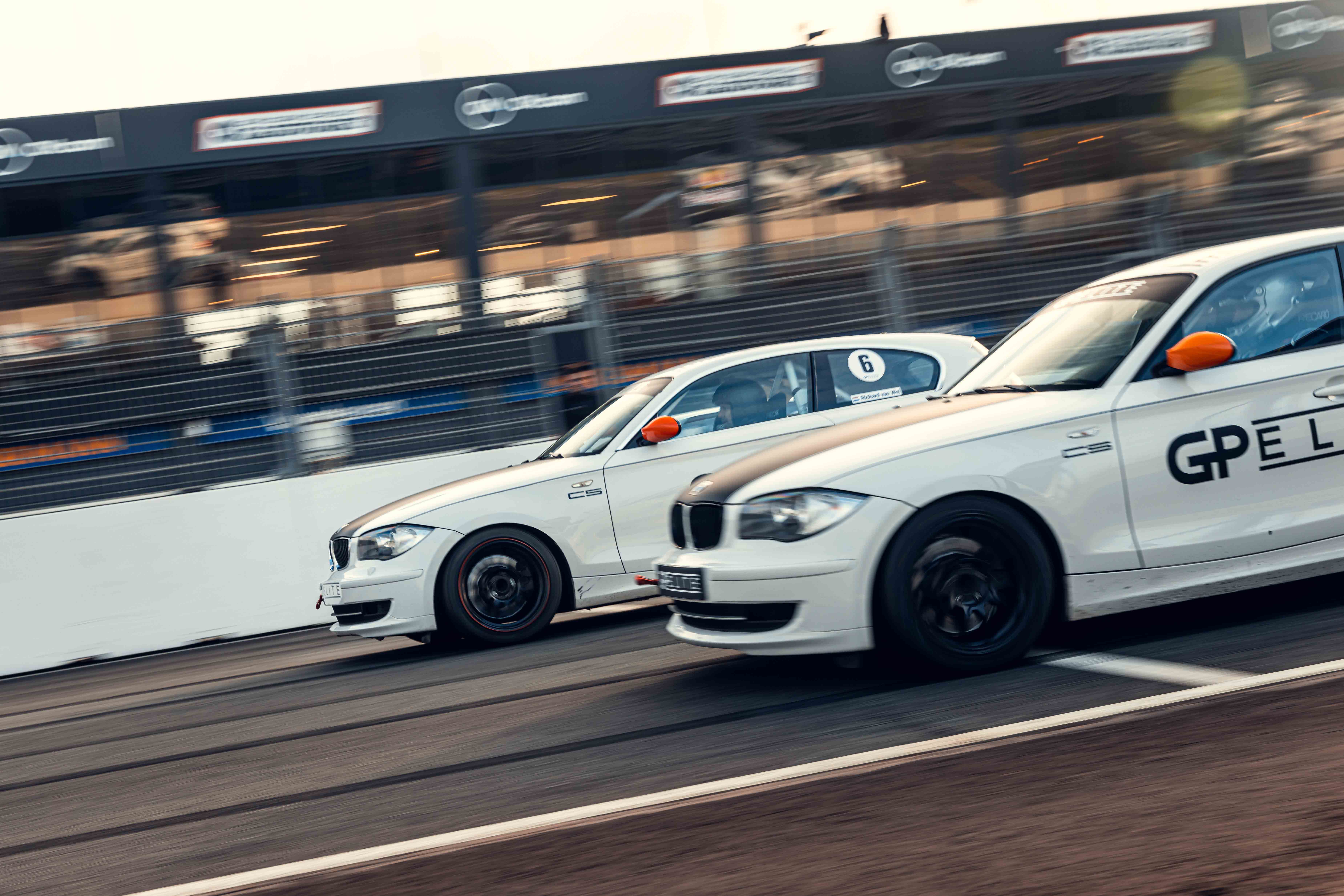 BMW 130i's op Zandvoort tijdens de KNAF Coureuropleiding racelicentie examens